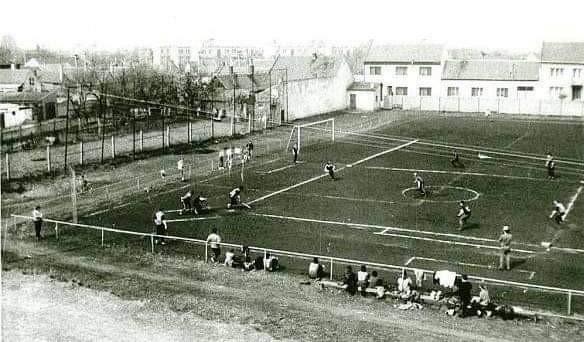 města, výpůjčka (užívá Tenisový klub Kunovice) Původní škvárové hřiště bylo po vzniku stadionu