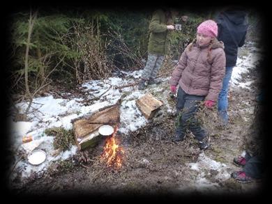 Na hřbitově nám MIČKINIKWA rozdal úkoly. Jednomu z každé družiny dal papír. Ten, kdo měl papír, měl za úkol nakreslit náhrobek, který se mu líbil.