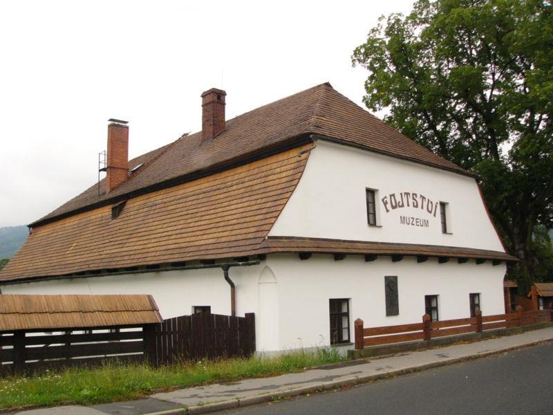 Zdejší náměstí zdobí kašna Neptuna s velrybou, domy na náměstí mají podloubí a celkově působí velmi romanticky. Najdeme tu však zajímavost.