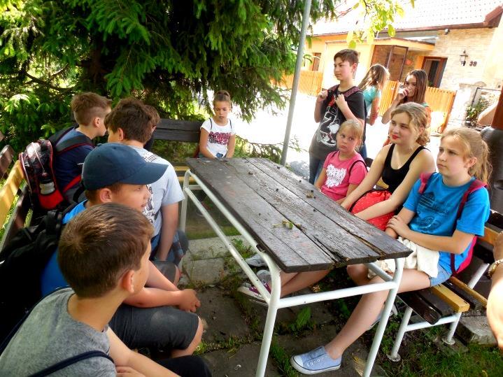 Žijeme ve škole Stalo se: 22. 5. vyrazily třetí třídy na výlet do Starých Hradů 22. 5. jela 4. A na exkurzi do knihovny v Českém Brodě 25. 5. jsme se fotografovali 26. 5. jede 1. A a 1.