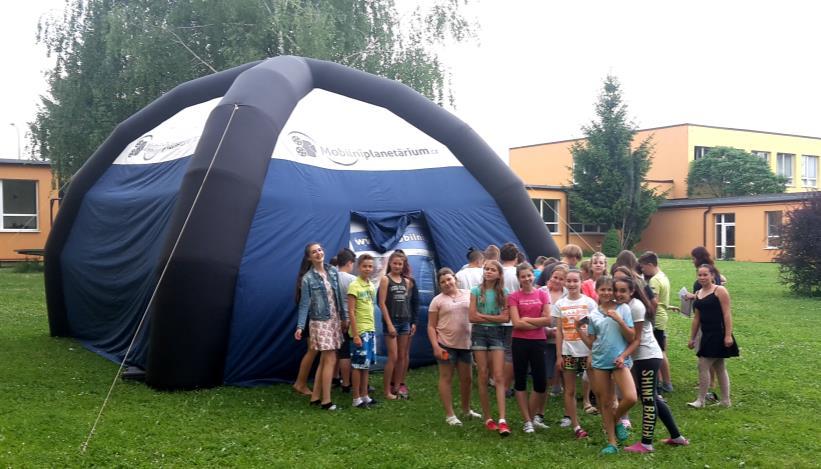 Žijeme ve škole Mobilní planetárium přijelo do Kouřimi Na Den dětí 1. 6. jsme dostali překvapení, přijelo k nám mobilní planetárium a bylo to velice zajímavé.
