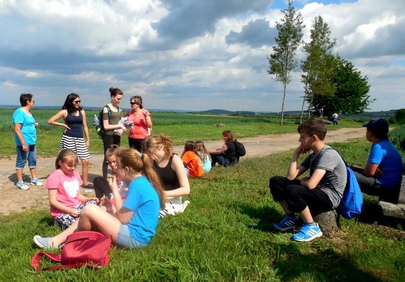 Když jsme se všichni usadili, pan lektor nám pustil film, jak vznikla planeta Země. Pak se nás ptal, co jsme si zapamatovali a dozvěděli nového. Ukázal nám i Sluneční soustavu.