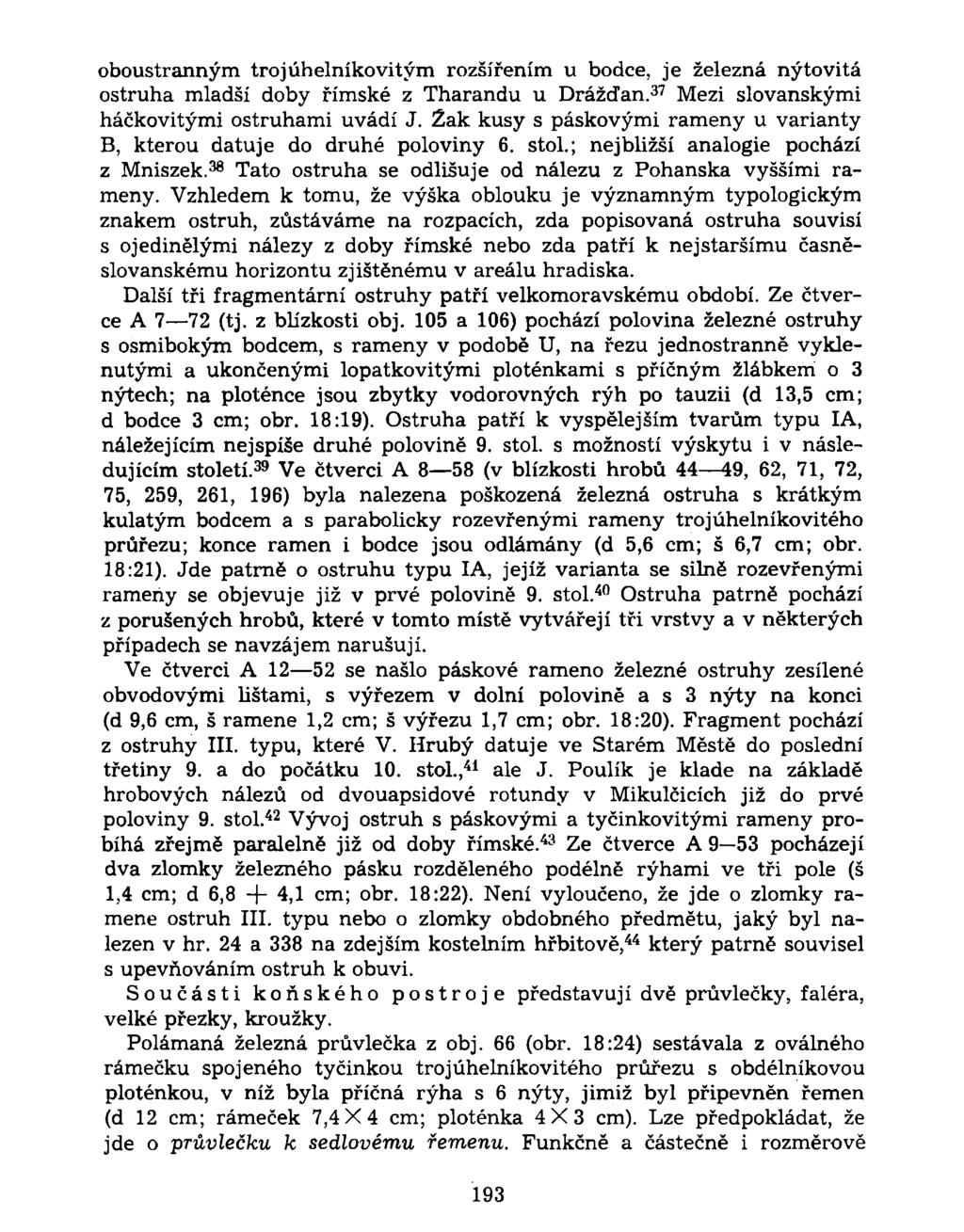 oboustranným trojúhelníkovitým rozšířením u bodce, je železná nýtovitá ostruha mladší doby římské z Tharandu u Drážďan. 37 Mezi slovanskými háčkovitými ostruhami uvádí J.