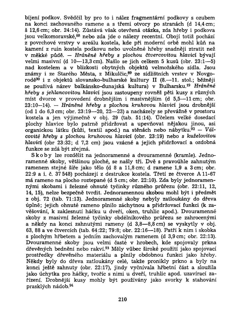 bíjení podkov. Svědčil by pro to i nález fragmentární podkovy s ozubem na konci zachovaného ramene a s třemi otvory po stranách (d 14,4 cm; š 12,6 cm; obr. 24:14).