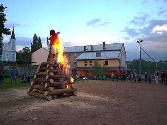 Pálení čarodějnic za kulturním domem Tak jako každý rok proběhlo i letos 30. dubna za kulturním domem pálení čarodějnic.