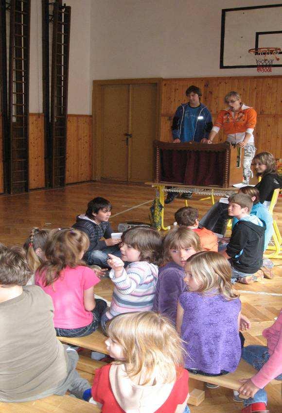 Žáci je čtou buď v zákulisí nebo před divadlem na židlích či vleže.