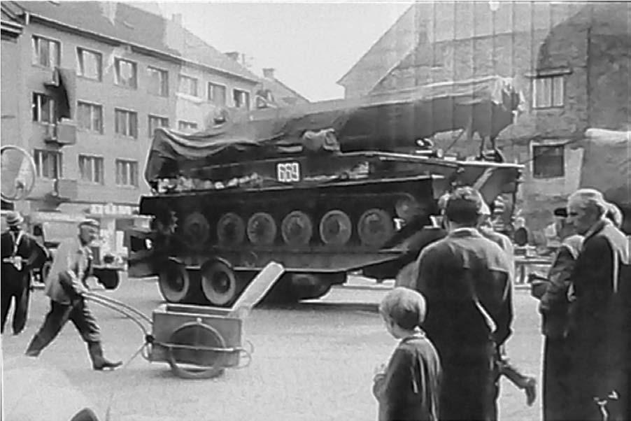 zt- VÝSTAVA V NÁRODNÍM DOMĚ: Unikátní snímky fotografa Vladimíra Braunera z okupace Českoslovenka před 60 lety jsou k vidění v předsálí třebíčského Národního domu na Kralově náměstí.