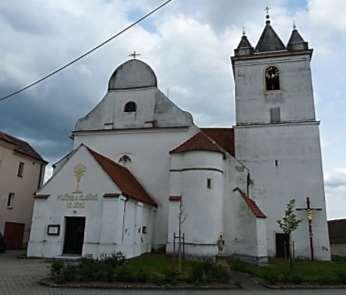Uprostřed Pohořelic stojí starobylý kostel sv. Jakuba Staršího s vzácnými freskami. V Rajhradě je možno navštívit opatský chrám sv.
