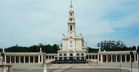 Ve vzdálenější části prostranství je vybudovaná gigantická bazilika Panny Marie Růžencové v neoklasicistním stylu s centrální věží vysokou 65 metrů, která se začala stavět v roce 1928.