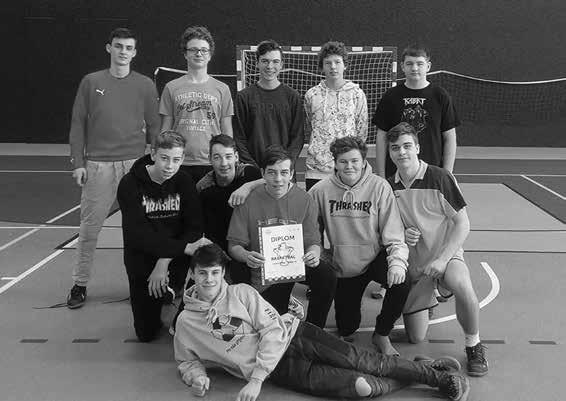 16 Stříbro z basketbalu duben 2018 Karneval ve školní družině Velkého úspěchu dosáhli starší chlapci na domácím basketbalovém turnaji.