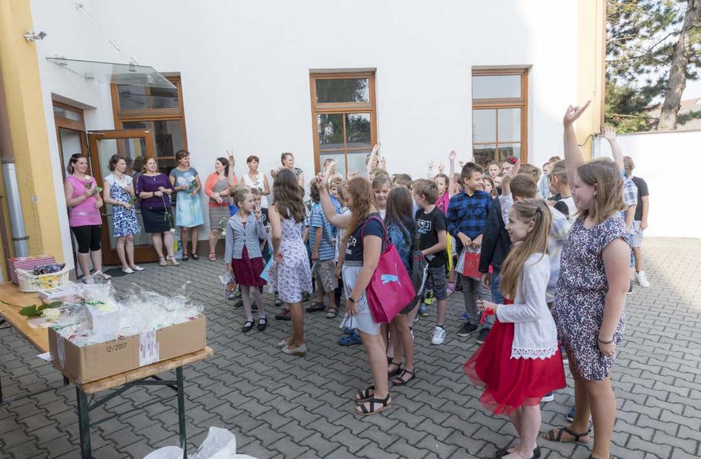 Telnický zpravodaj září 2018 Škola a školka 25 UKONČENÍ ŠKOLNÍHO ROKU 2017/2018 V pátek 29. června 2018 se už od časného rána škola hemžila dětmi, květinami, sladkostmi, dárečky a radostnou náladou.