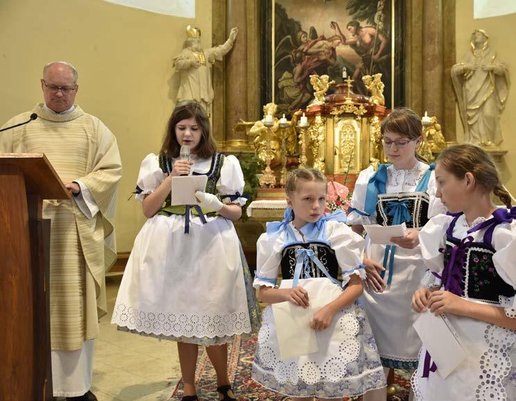 Ti také předali panu faráři kromě vína a vody také hodové koláče a víno jako obětní dary. Na závěr mše svaté všem otec Vladimír požehnal a popřál všem vydařené hody.