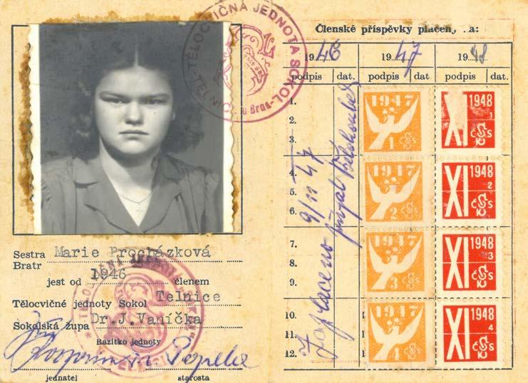 62 Historie Telnický zpravodaj září 2018 Šimon Procházka ve svém sokolském kroji Členská průkazka sestry Marie Procházkové se sletovými známkami z roku 1948 riály zapůjčila vnučka a neteř Květoslava