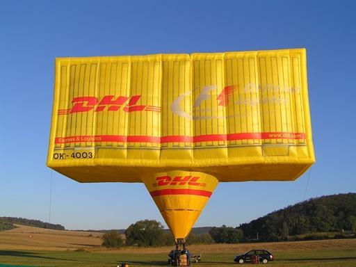 3. Nekulové balóny (týká se balónů jiných než balónů bez pilota na palubě): Značky musí být umístěny na každé straně a v blízkosti největšího průřezu balónu přímo nad lanovým prstencem, případně nad