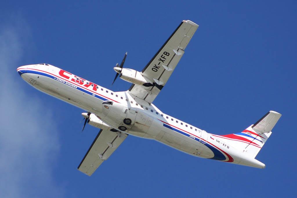 Obr. 5.7 Poznávací značka umístěna na spodní ploše křídla a trupu u letounu ATR 72-200 [39] V případě, že letadlo těžší než vzduch nemá odpovídající části uvedené v odrážce č.