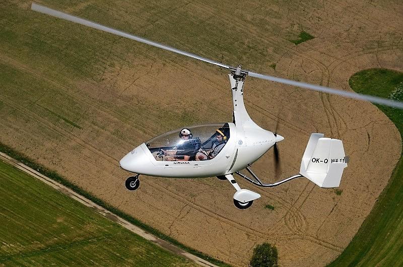 Boční poznávací značky na ultralehkém vrtulníku a ultralehkém motorovém vírníku musí být umístěny z obou stran