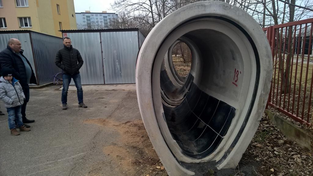 místa. Na těchto parkovacích stáních často stávaly i větší automobily a zakrývaly výhled do křižovatky.