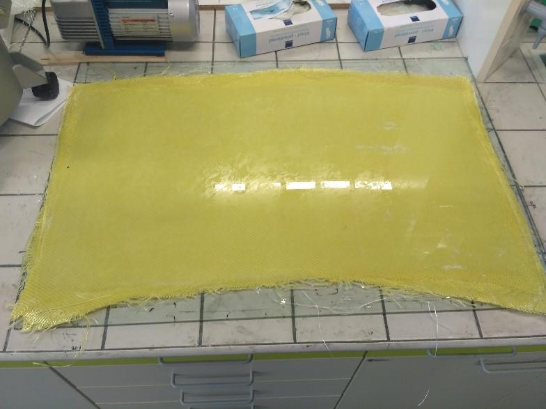 UTB ve Zlíně, Fakulta technologická 32 7 TECHNOLOGIE VÝROBY A PŘÍPRAVA Zkušební tělesa byla vyrobena technologií ruční laminace.