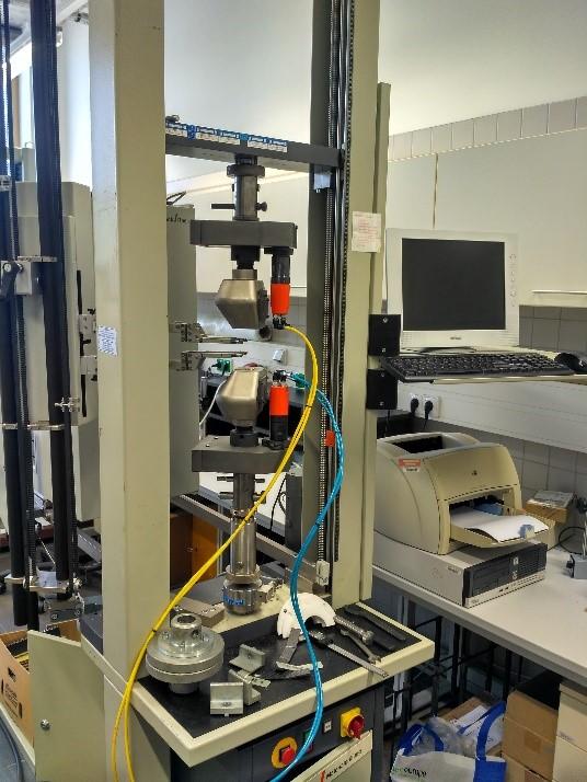 UTB ve Zlíně, Fakulta technologická 36 9 EXPERIMENTÁLNÍ ZJIŠTĚNÍ MECHANICKÝCH VLASTNOSTÍ 9.1 Zařízení Zwick Jedná se o zařízení sloužící k měření statických mechanických zkoušek.