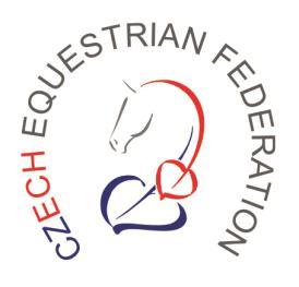 lvembarvy, okolo s černým kruhovým nápisem v jazyce českém Česká jezdecká federace nebo v jazyce anglickém Czech Equestrian Federation v bílém poli, jenž.