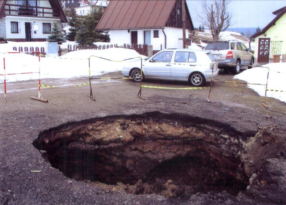 Propad se nacházel nad polymetalickou žilnou strukturou Lorenc. Ta je strmě ukloněná a probíhá východo - západním směrem.
