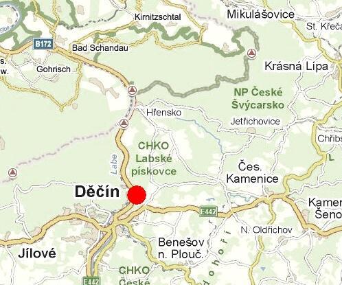 (2011) uvádí tři systémy diskontinuit nespecifikované orientace. Během řícení dopadla část horniny (cca 10 m 3 ) až na vozovku, část zůstala ve svahu nad ní.