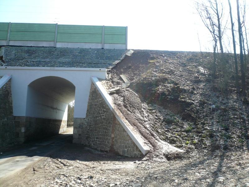 V rámci průzkumu byly provedeny z koruny násypu 4 těžké penetrační zkoušky a 1 OBRÁZEK 37: CELKOVÁ SITUACE POSTIŽENÉHO ÚSEKU NÁSYPU. BOUŠKA, 2011. jádrový vrt.