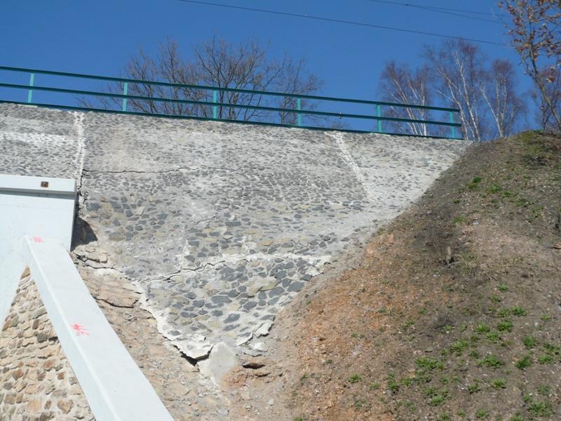1, 6 3 m: silně zahliněné štěrky, dle výsledků penetračních zkoušek středně ulehlé IV. 3-12,3 m: Písčité hlíny s příměsí úlomků hornin do 3 cm (do 30%) až hlíny štěrkovité.