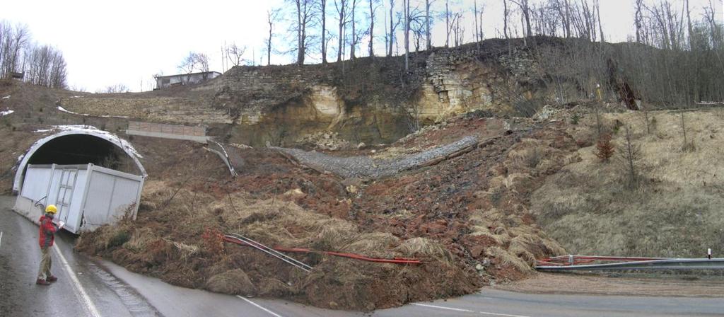 II. Cenomanské glaukonitické pískovce korycanského souvrství - jílovité, slabě zpevněné, deskovitě odlučné s nevýraznými vertikálními puklinami. III.