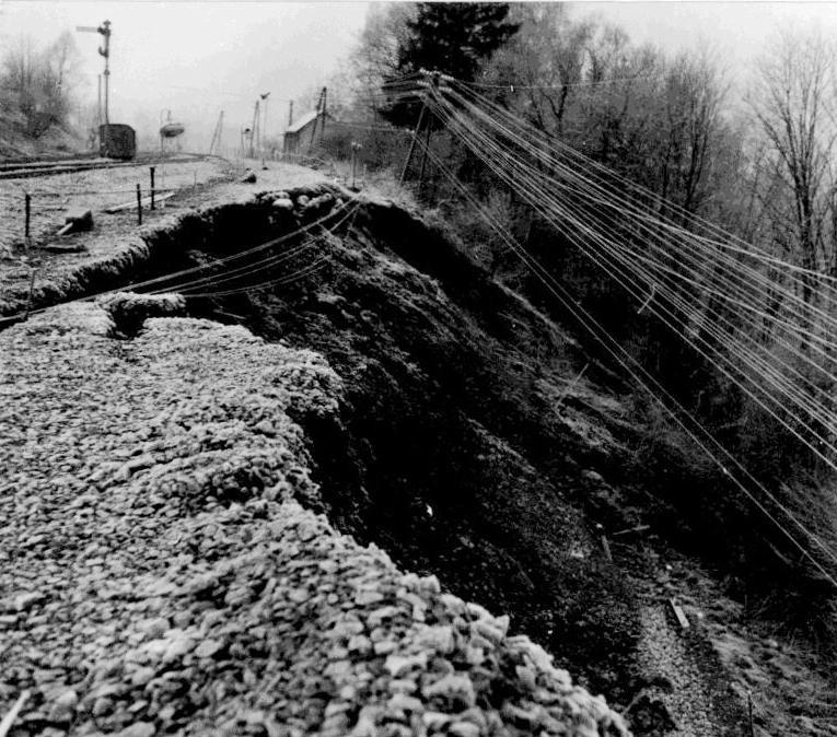 svahu obdobného složení Popis problému: Sesuv násypu a svahu pod ním Období vzniku: 2.1.1975 Problematické jevy: II.A, V.B, (IX) (Rybář, Pašek, 1975) 2.