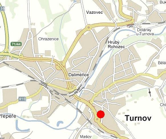 z toho byla způsobena rozkladem travního drnu pod geotextilií, zbytek creepovým přetvářením rašeliny. Během posledních dvou let měření dosáhla deformace již jen 2 cm.