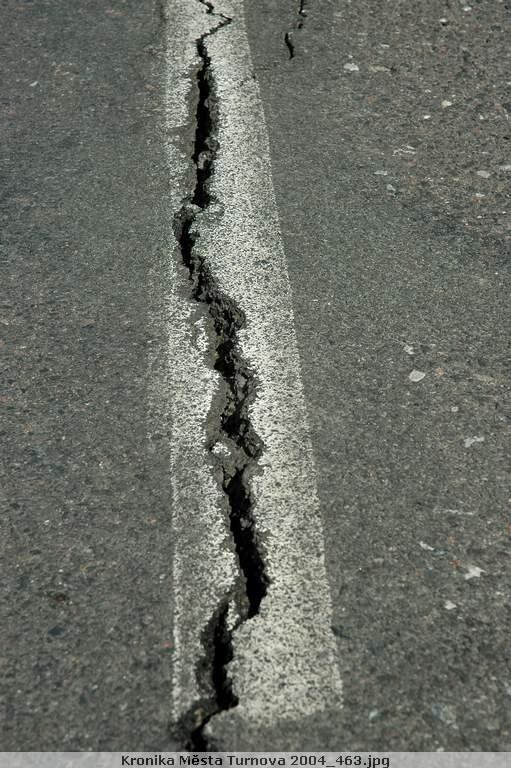 V tomto případě došlo v důsledku zatížení ke stlačení rašelinové vrstvy až o 30-50 % (záleží na tom, zda uvažujeme hloubku podloží dva nebo tři metry).