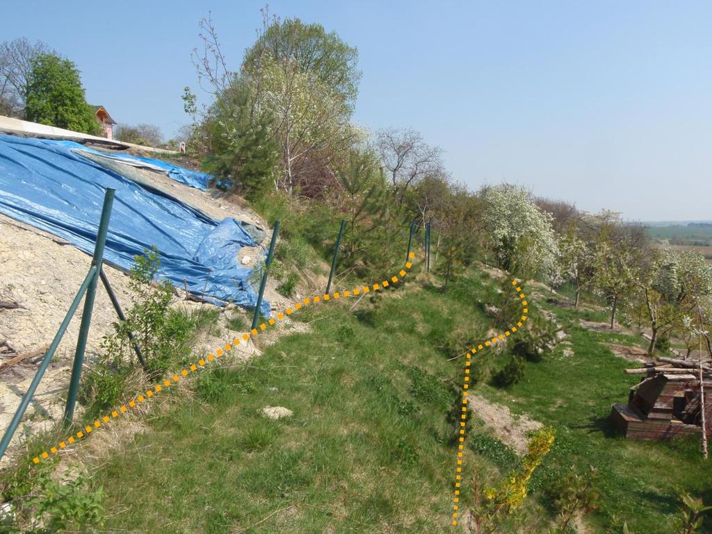 Sondy v sesutých hmotách ukazovaly na jejich vyšší vlhkost. Nejpevnější a nejméně zvětralé horniny byly zastiženy v sondě, provedené z odlučné oblasti směrem pod komunikaci.