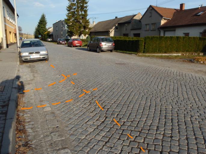 A Hranická ulice prochází přibližně ve směru východoseverovýchod-západojihozápad obcí Drahotuše u Hranic na Moravě.