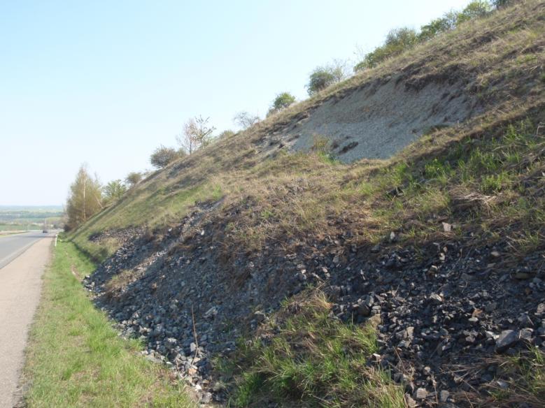 druhé návštěvy (po několika dnech sucha) se v nich stále držela stojatá voda. Spodní 4 m zářezu byly pokryty kamenným zásypem.