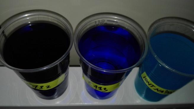 E133 brilantní modř, E132 - indigotin) nebo iontové nápoje, energetické nápoje a nápoje ZON, destilovaná voda (nebo voda vodovodní nezakalená, neabsorbující).
