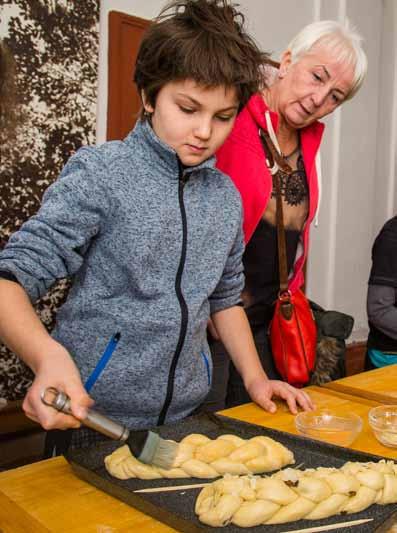 1. 12. Vánoční jarmark Pečení vánoček, tvorba adventních věnců a svícnů, prodej drobných řemeslných výrobků, doprovodný program.
