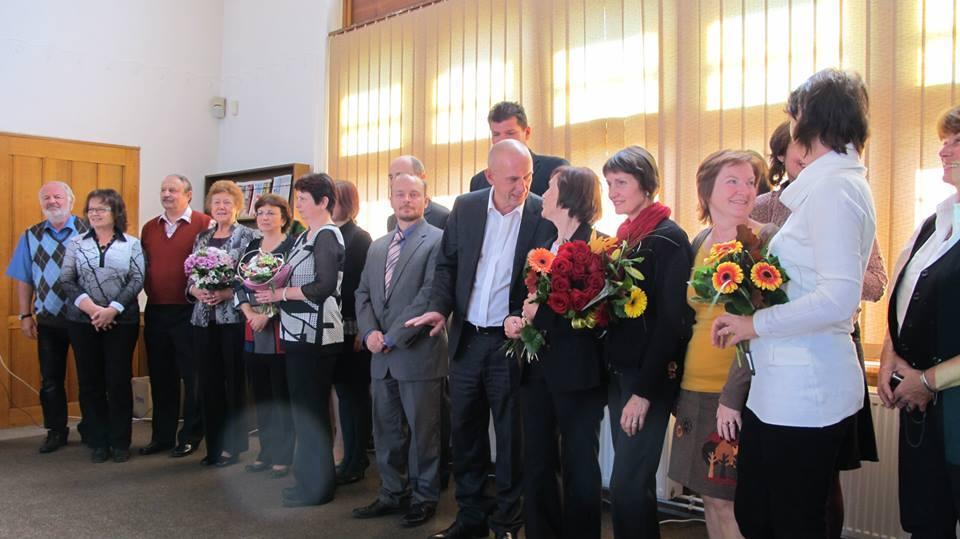 http://www.rozhlas.cz/strednicechy/aktualne/_zprava/malym-knihovnam-hrozi-kvuli-nizsimfinancim-absence-novych-titulu--1197751. Další článek s názvem Peněz pro knihovní služby v menších obcích přibude.