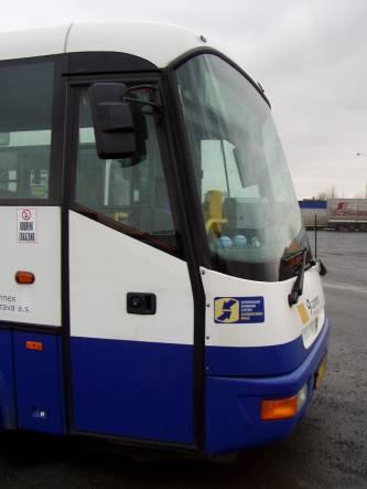 Logo na autobusech a tramvajích je umístěno na pravé přední oblině vozu tak, aby mohlo být snadno vnímáno cestujícím