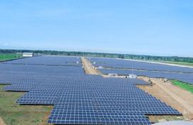 52 E Solární elektrárna o výkonu 18 MWp DC s umístěná na volné ploše Rozloha areálu projektu: 247 300 m 2 Sluneční ozáření v areálu projektu: 1 843 kwh/m²/rok (FV Syst) Připojení k distribuční síti: