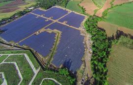 52 E Solární elektrárna o výkonu 14 MWp DC s umístěná na volné ploše Rozloha areálu projektu: 200 000 m 2 Sluneční ozáření v areálu projektu: 1 843 kwh/m²/rok (FV Syst) Připojení k distribuční síti:
