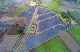 77 E Solární elektrárna o výkonu 48 MWp DC s umístěná na volné ploše Rozloha areálu projektu: 638 000 m 2 Sluneční ozáření v areálu projektu: 1 911 kwh/m²/rok (FV Syst) Připojení k distribuční síti:
