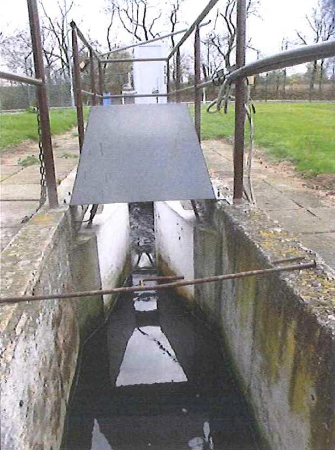 Jednalo se o úroveň hladiny, která je 238 mm pod dolní hranou bezpečnostních přelivů (dle čáry objemů byl v době maxima v nádrži pod dolní hranou bezp.