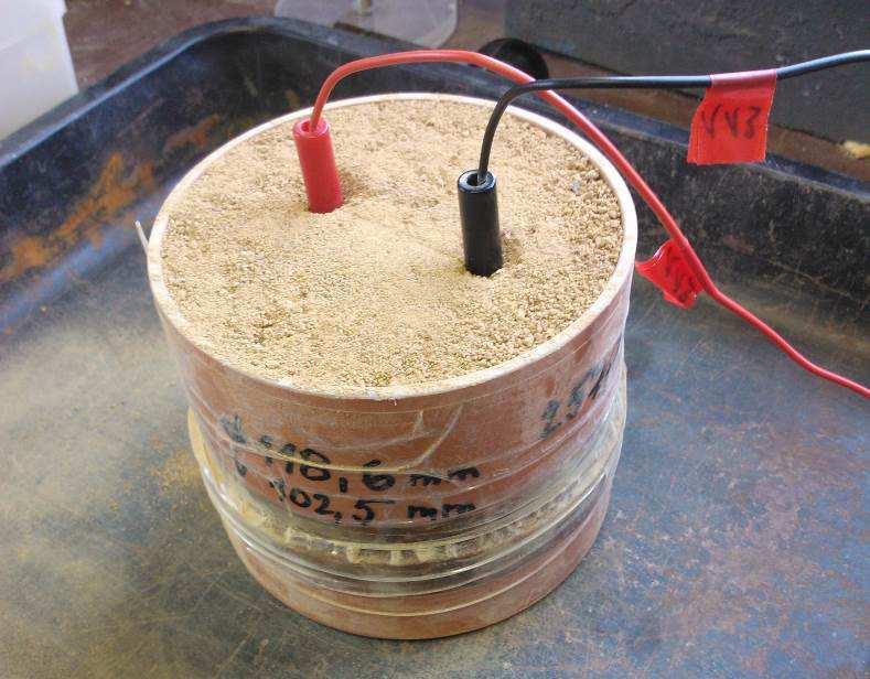 se hodnoty konduktivity zvyšují (lepší elektrický vodič) a naopak hodnoty modulu elektrické impedance klesají.