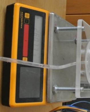 9) s váživostí do 12 100 g, citlivostí 0,1 g, standardní odchylkou ±0,05 g a