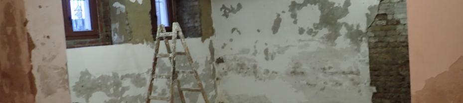 Nevýhodou je vysoká vlhkost sklepa, která souvisí s tím, že dům není nijak izolován, takže bohužel v dílně běží takřka nonstop odvlhčovač, a přesto stále bojujeme s