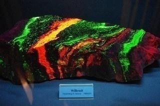 Hustota Udává, kolikrát je objem minerálů větší neţ objem destilované vody při 4 C. Minerály se podle hustoty dělí na lehké a těţké minerály. Většina drahých kamenů patří mezi těţké minerály.