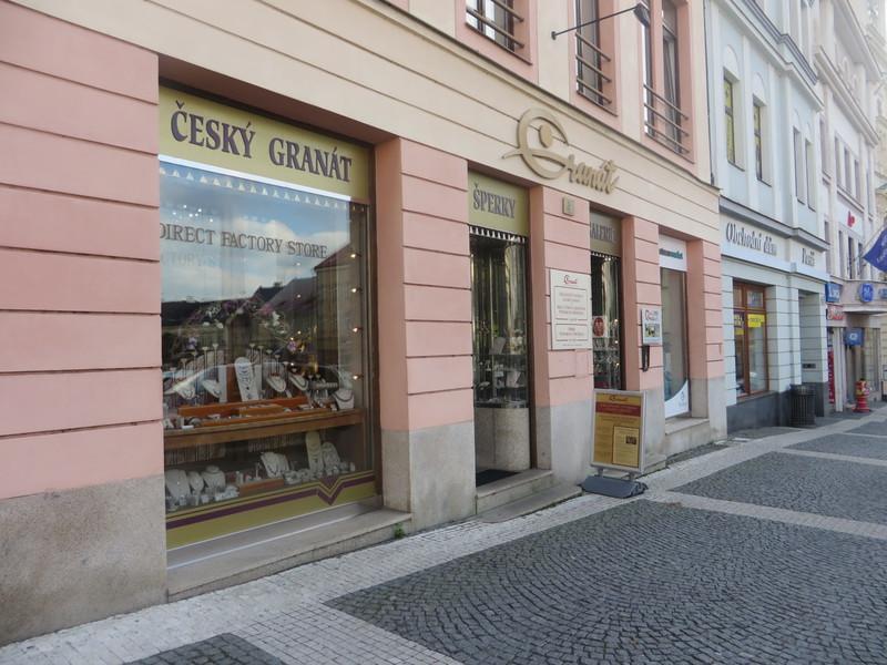 Poté představuje práci zlatníku, kde dostaneme sami moţnost si některé techniky vyzkoušet. Celá expozice je doplněna obrazovou galerii.