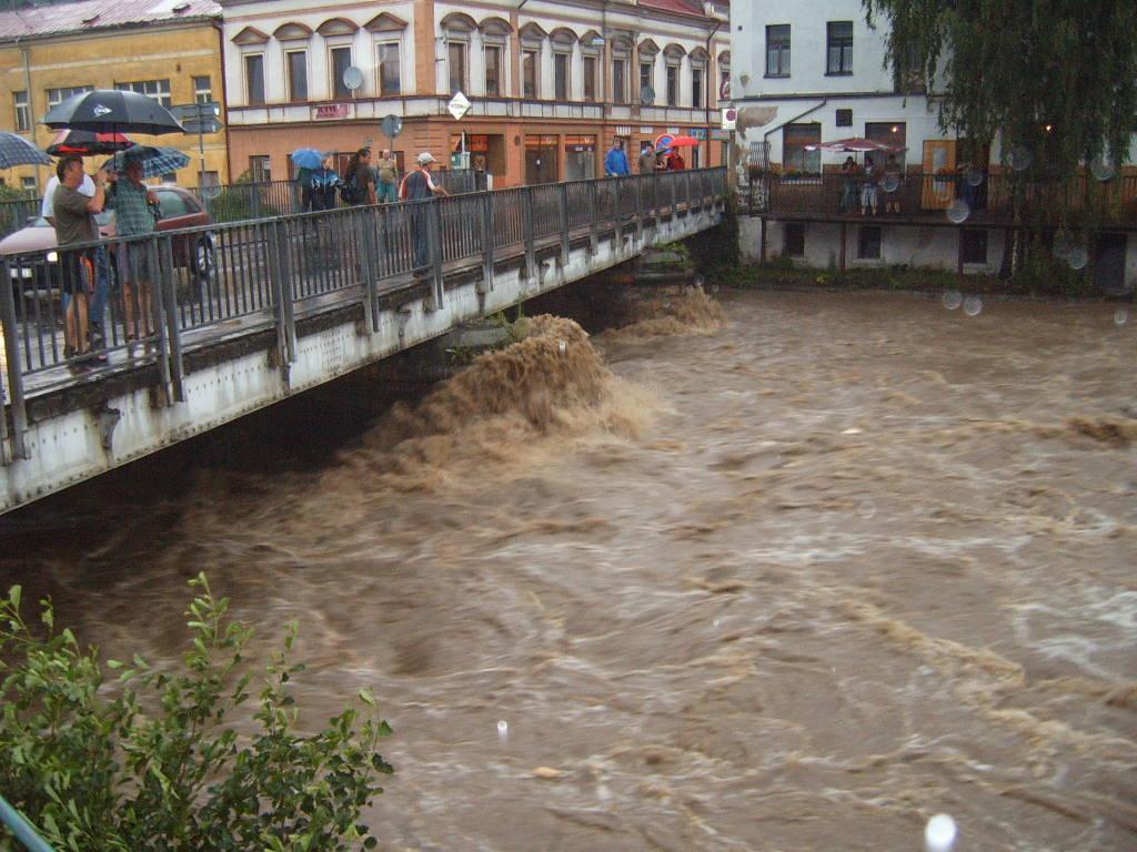 spojené s rozlitím vody mimo