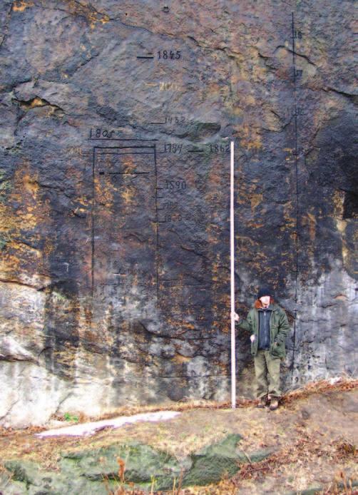 Obr. 3.5a. Fotografie povodňových značek výšky vody v Labi na skále v Děčíně Obr. 3.5b.
